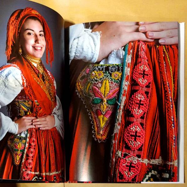 Florido jardín: Enclaves de la Indumentaria Tradicional - Imagen 3